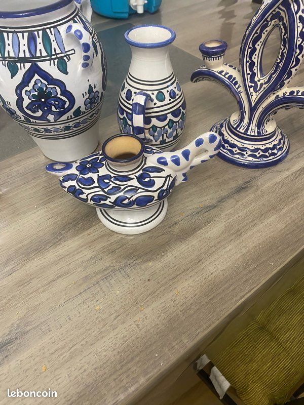 Cet ensemble de céramiques artisanales tunisiennes aux motifs traditionnels bleus et blancs se compose de divers objets décoratifs, notamment une grande jarre à anses, un petit pichet et un bougeoir s (image 2)