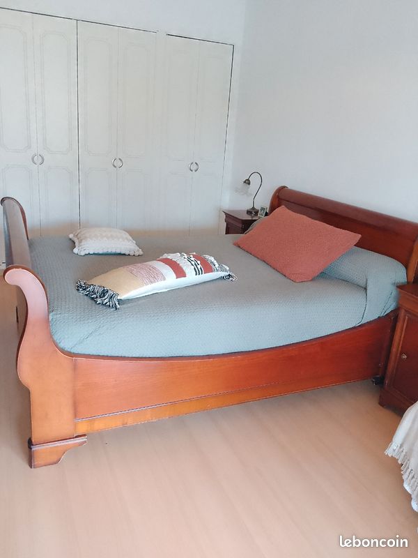 Donne chambre à coucher en merisier à Annecy-le-Vieux ( Haute-Savoie Donne chambre à coucher en merisier à Annecy-le-Vieux ( Haute-Savoie