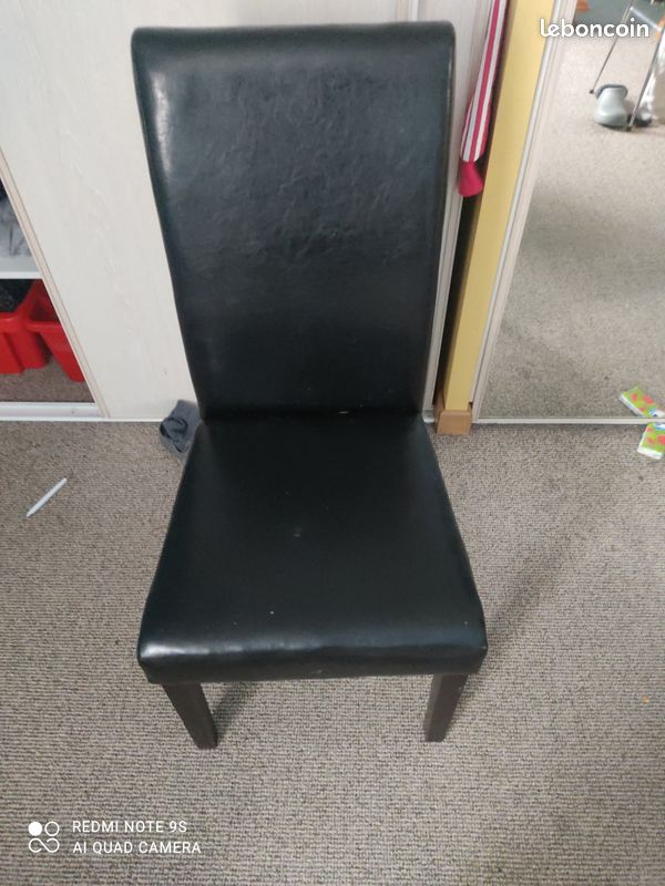 Chaises noires (image 1)