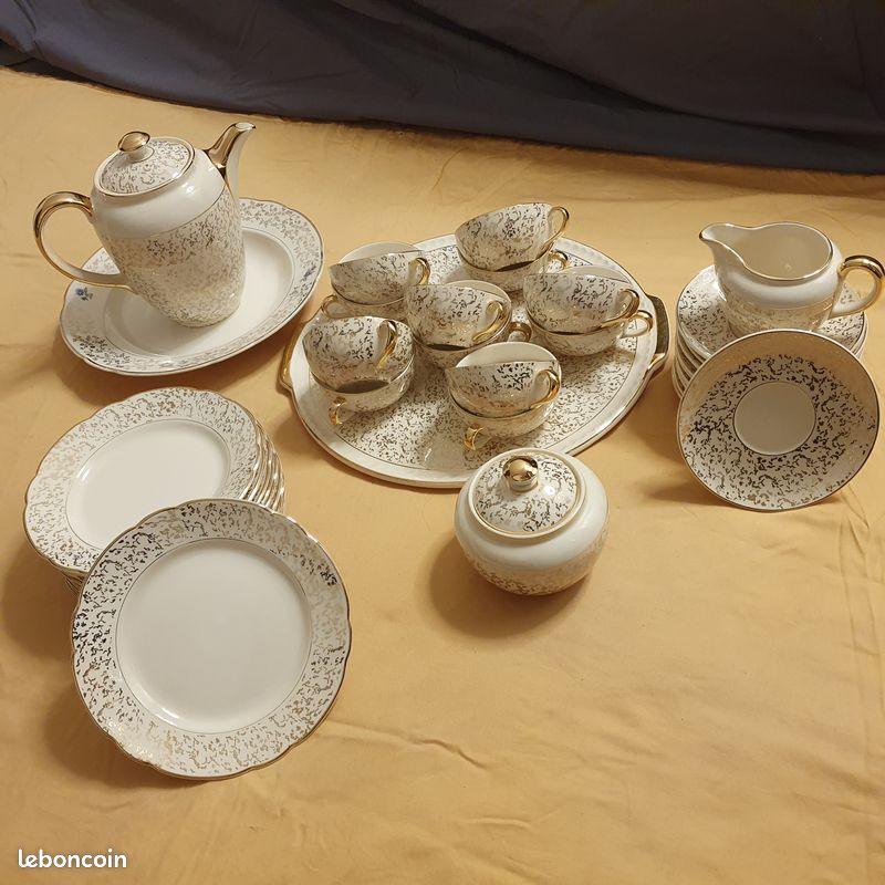 Ensemble de 6 tasses à café/thé + soucoupes et 1 théière/cafetière