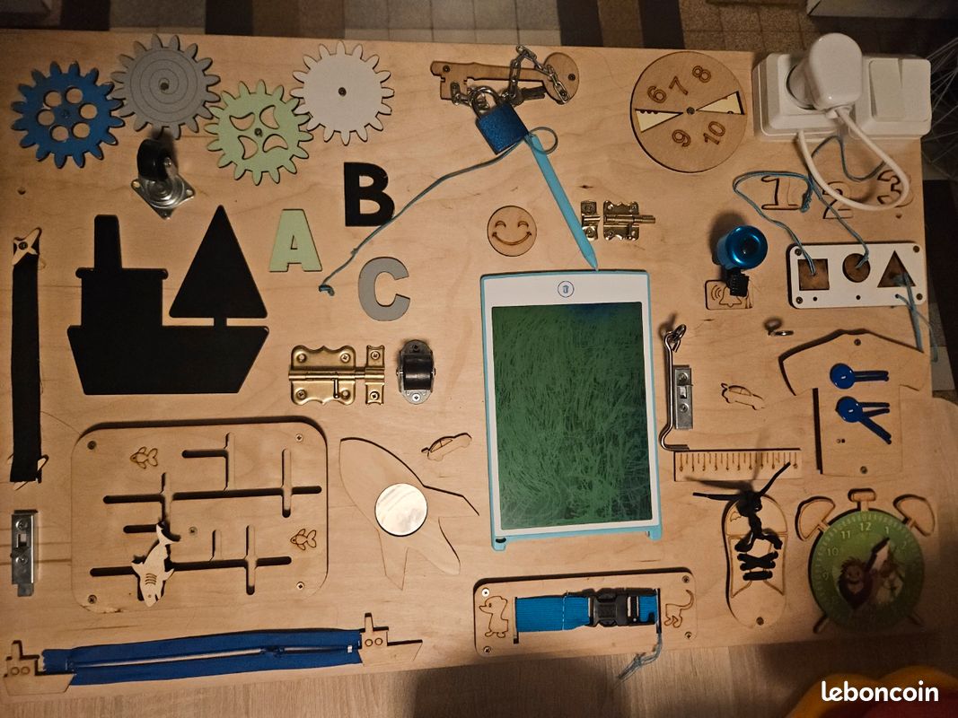 Busy board Montessori en bois – Tableau d’activités enfant (image 1)