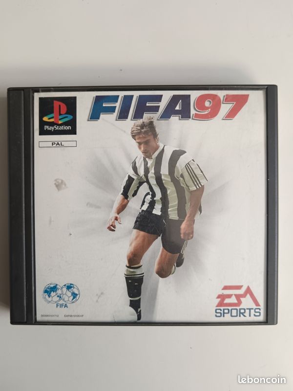 FIFA 97 Sur Sony PlayStation 1 – Complet Avec Boîtier (légèrement Abîmé) – Bon état