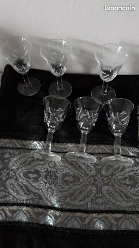 6 verres anciens à liqueur avec gravures courbées (image 1)