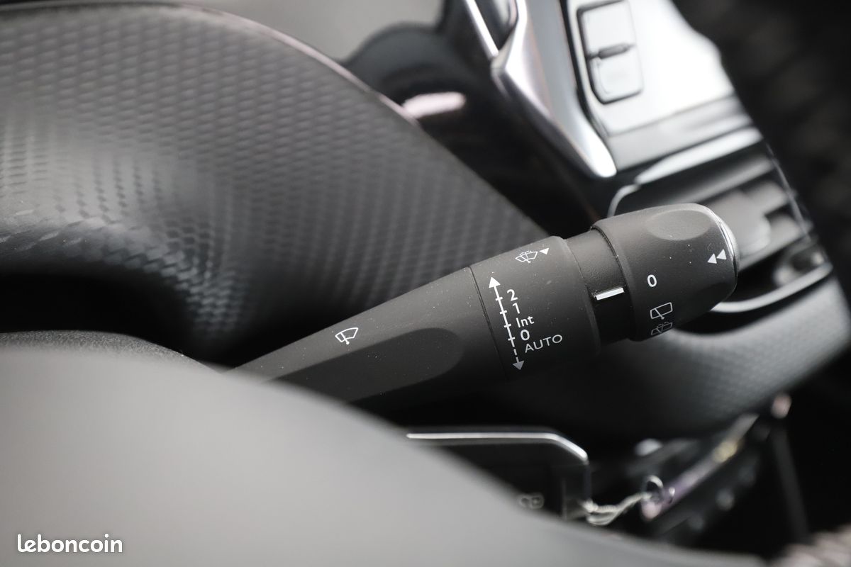 Peugeot 2008 1.2 PureTech Allure 110 ch (image 22)