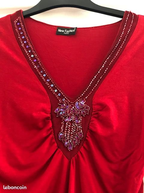 Tee-shirt rouge avec perles (image 1)