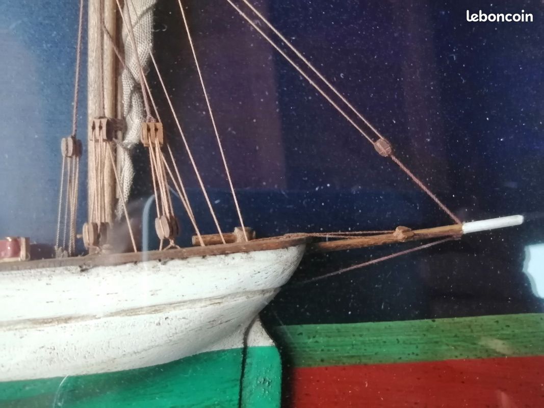 Coupe, Maquette d'un bateau en fer blanc - Aluminium