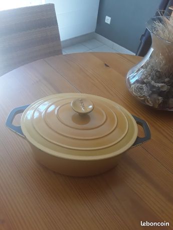 Cocotte Mijoteuse Fonte ovale beige Le Chasseur Invicta – Le Comptoir