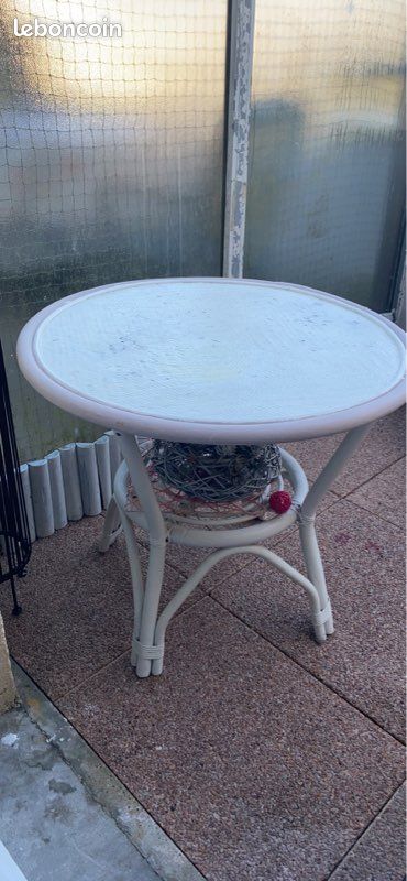 Table ronde en osier (image 1)