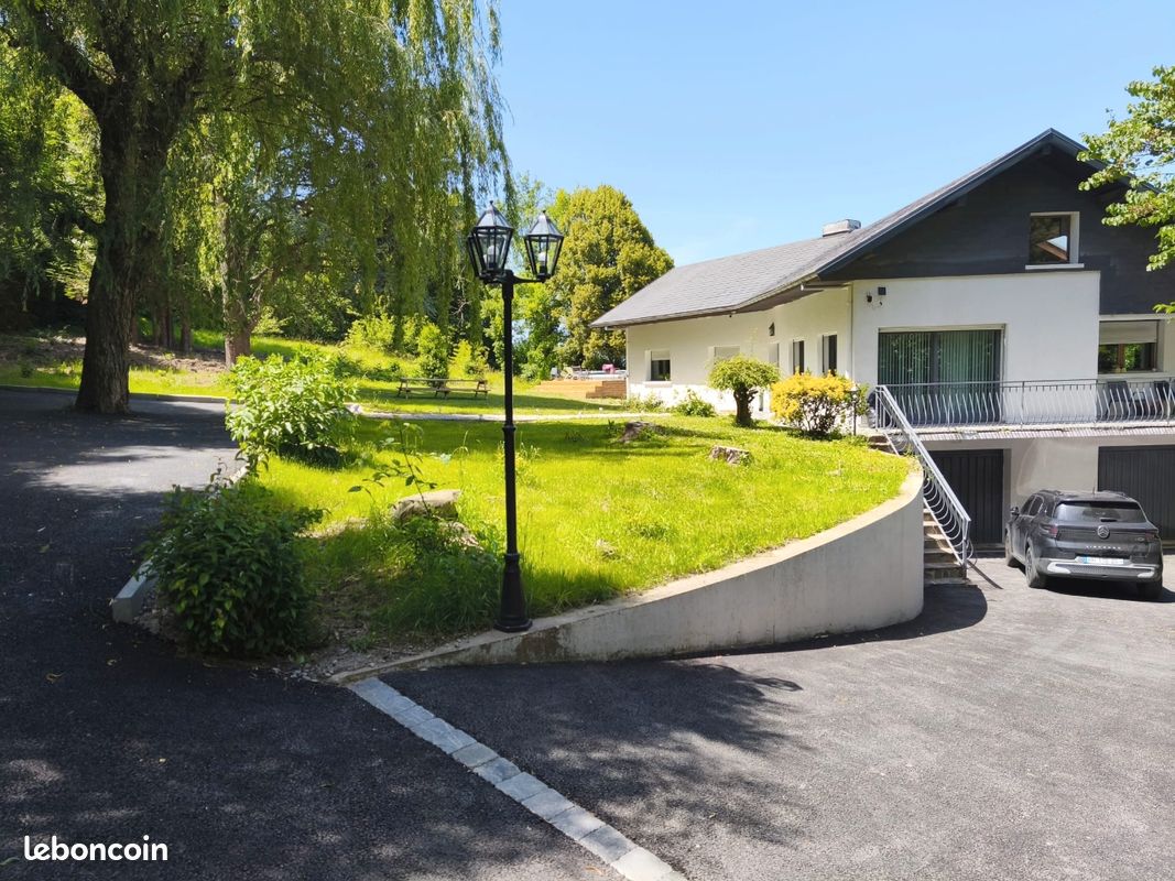 Maison 11 pièces 300 m² · à Vétraz-Monthoux · 300 m² · 888 000 €