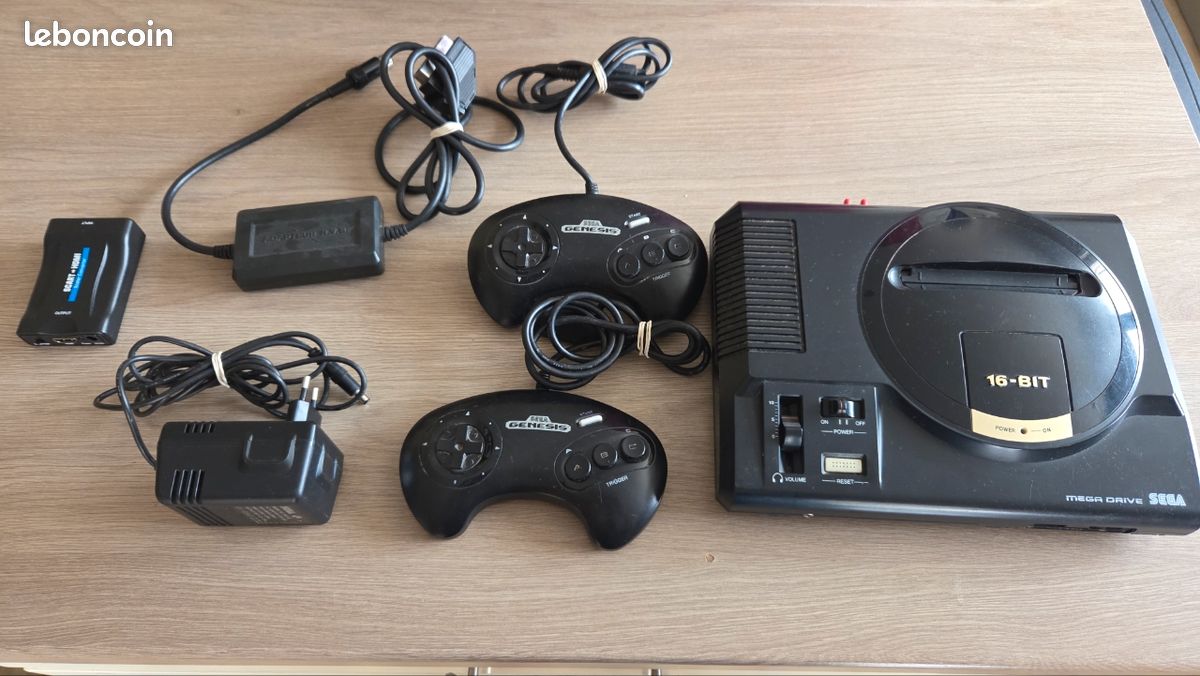 A vendre sega mega drive avec 2 manettes (image 1)