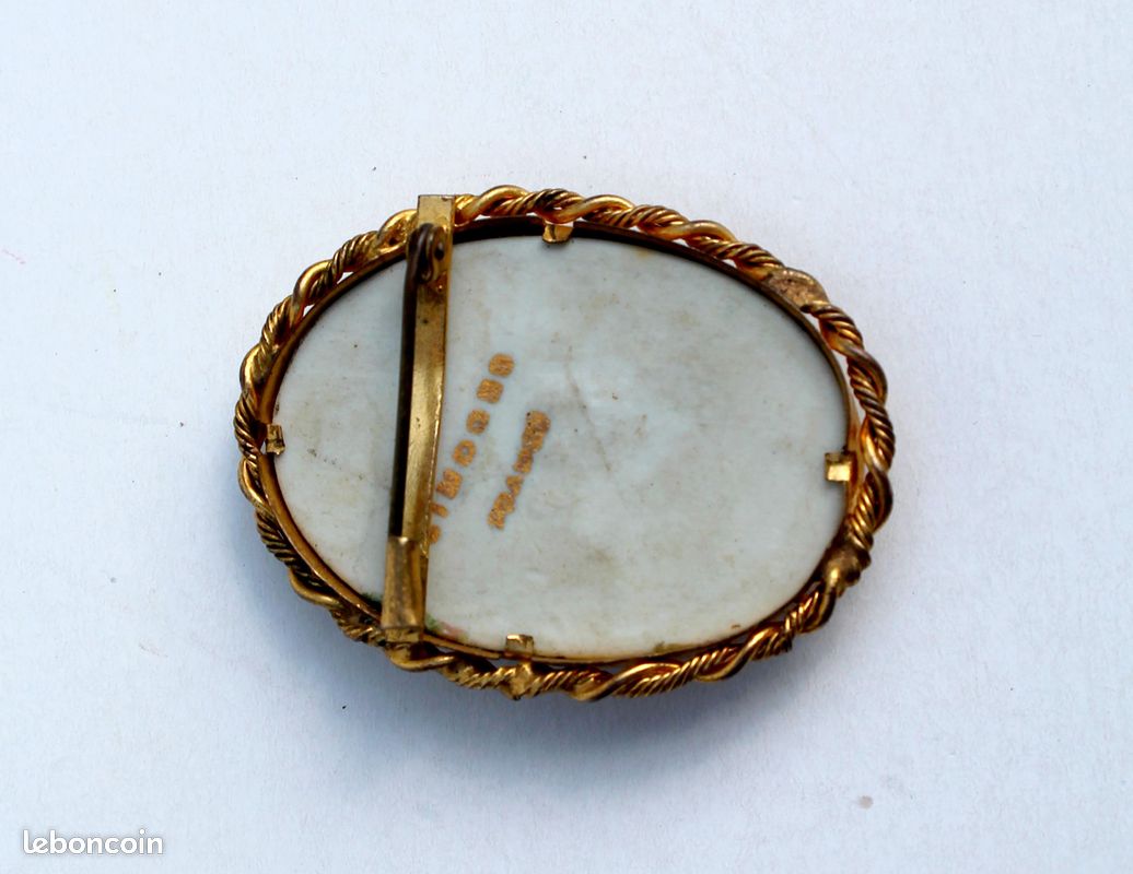 Broche Ancienne En Porcelaine De Limoges - Scène Galante Avec Boîte - Bon état