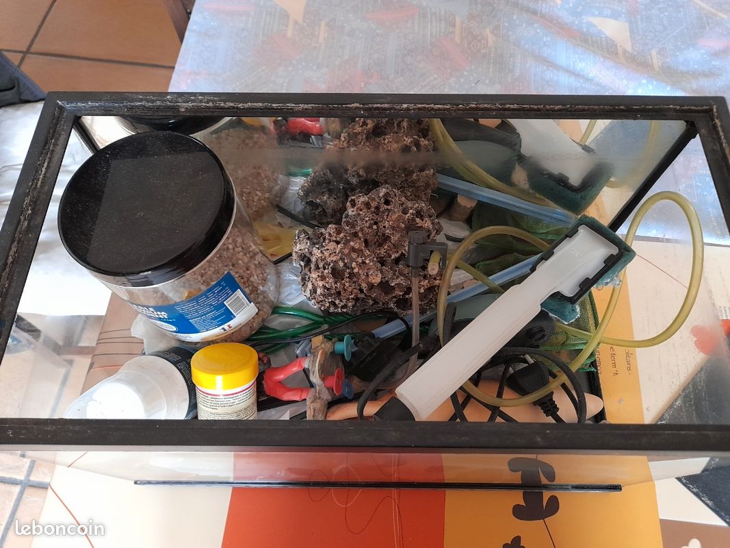 Aquarium 20L avec accessoires (image 1)