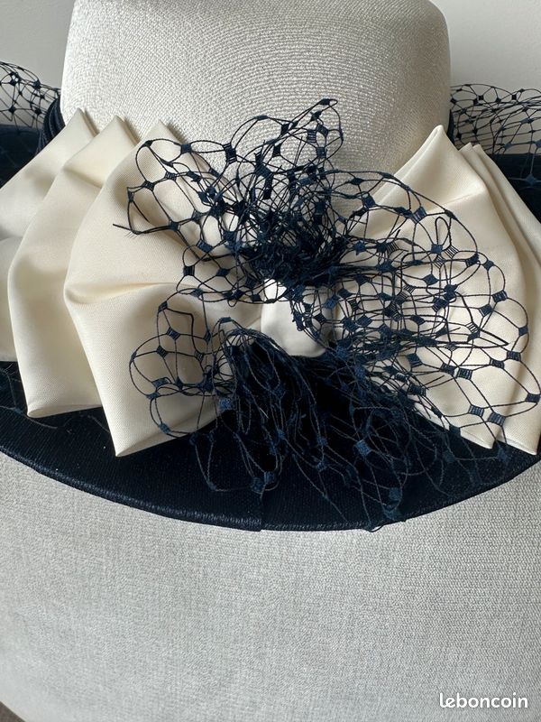 Magnifique chapeau de cérémonie de modiste - Capeline Bibi bleu marine et crème (image 6)