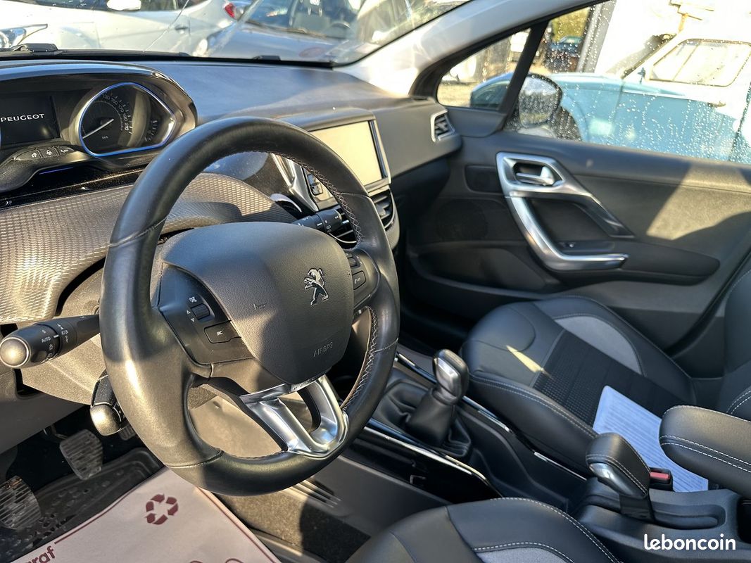 Peugeot 2008 1.2 PURETECH ALLURE (image 3)