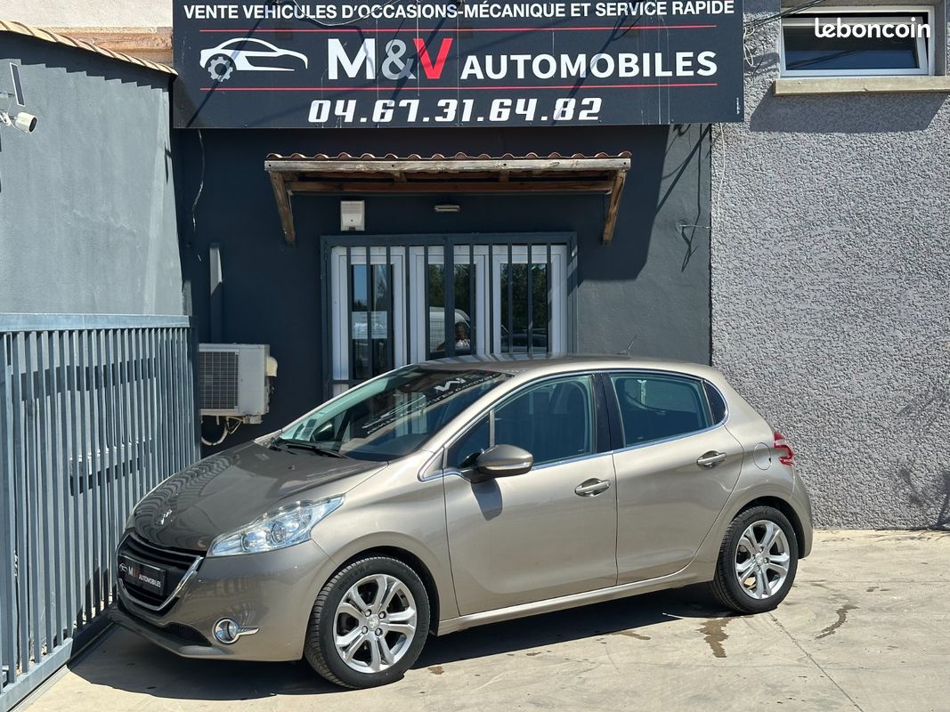 Peugeot 208 1.2 82ch ALLURE *DISTRI OK (image 1)