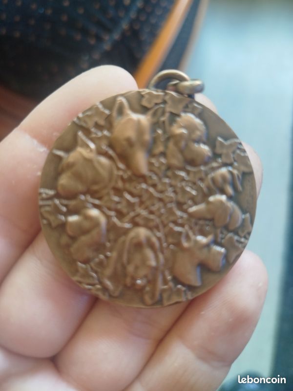MEDAILLE EN BRONZE Signee Gilbault 1863 - Paris 1919 EUR 12,00 - FR