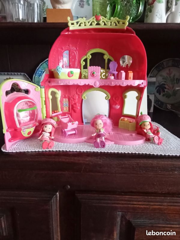 Boutique de charlotte aux fraises avec 3 figurines (image 4)