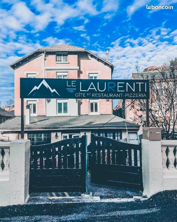 Maison 10 pièces 300 m² · à Quérigut · 300 m² · 270 000 €