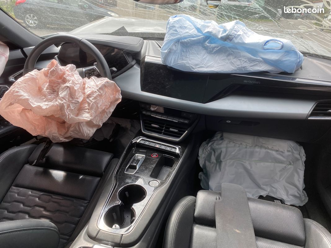 AUDI E-TRON QUATTRO accidenté (image 5)