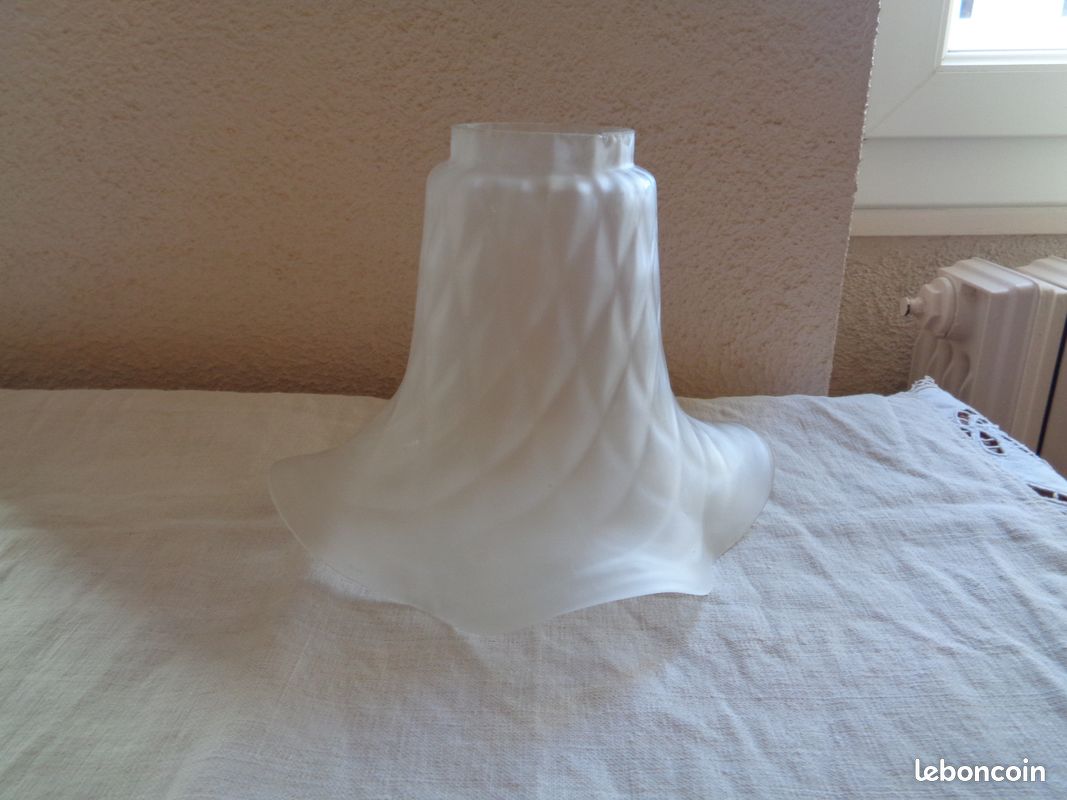 Grande tulipe de lampe en verre dépoli, décor quadrillé (image 1)