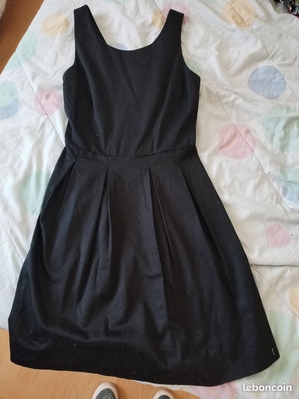 Robe noire sans manche (image 1)