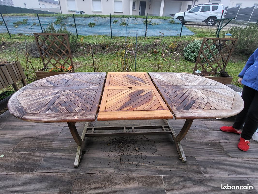 Table teck (image 1)
