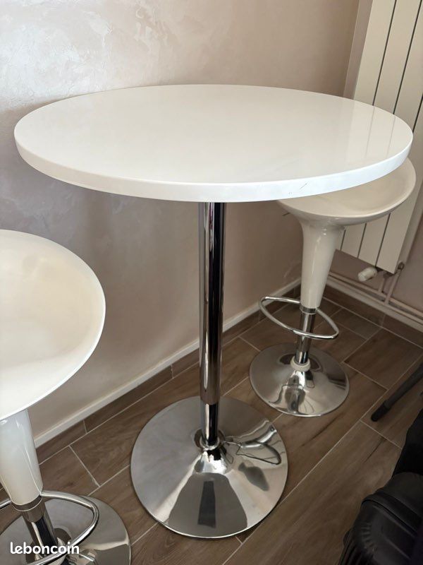 Vends table haute avec 2 chaises bar blanc en très bon état (image 1)