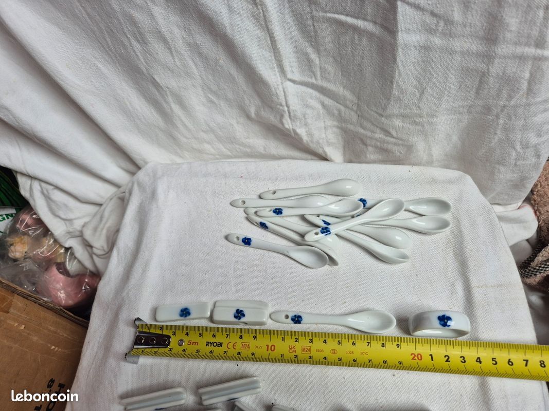 Service de table 48 pièces porcelaine fleurs bleues (repose-couteaux, cuillères, ronds de serviette) (image 7)