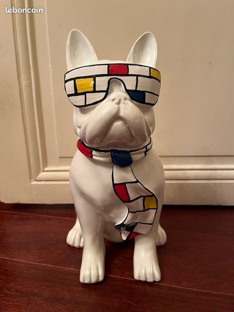 Statue en résine CHIEN bouledogue français a lunettes fond blanc splash - 18 cm