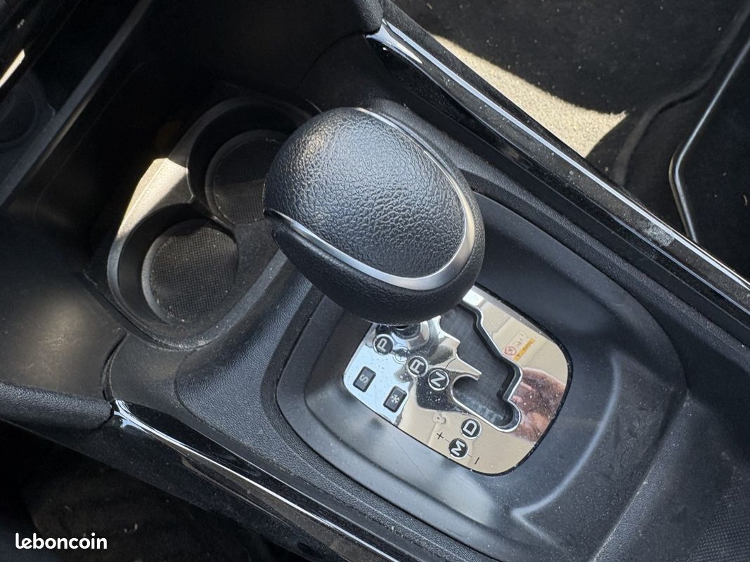 Peugeot 2008 BlueHDi 120 EAT6 Allure Business (image 15)