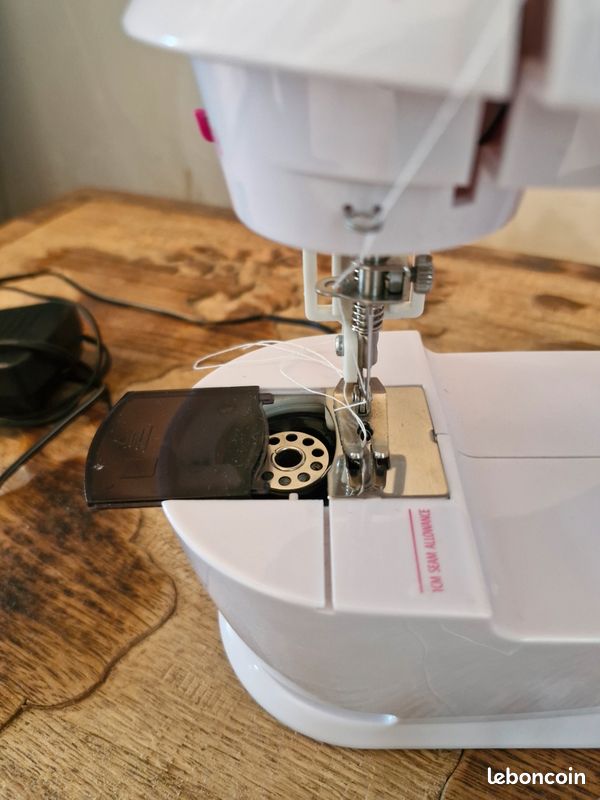 CREA MANIA – Machine à Coudre Jouet Fonctionnelle Avec Pédale, 2 Vitesses, 18 Accessoires, Pour Futurs Stylistes Dès 6 Ans