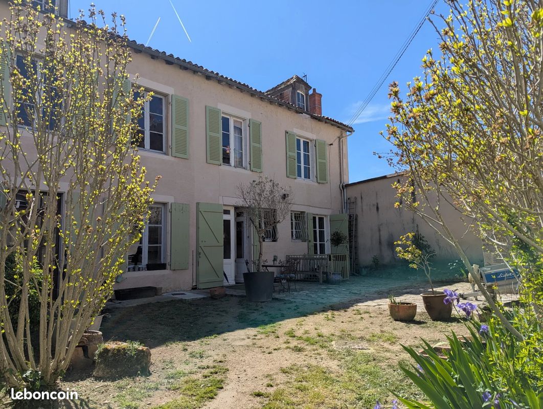 Maison 12 pièces 260 m² · à Montmorillon · 260 m² · 152 600 €