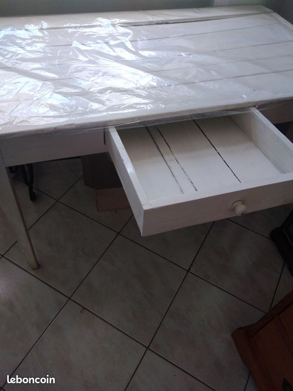 Table en bois (image 1)