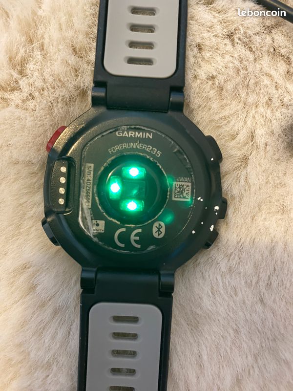 Garmin Forerunner 235 - Montre connectée sport GPS cardio Bluetooth - Bon état (image 3)