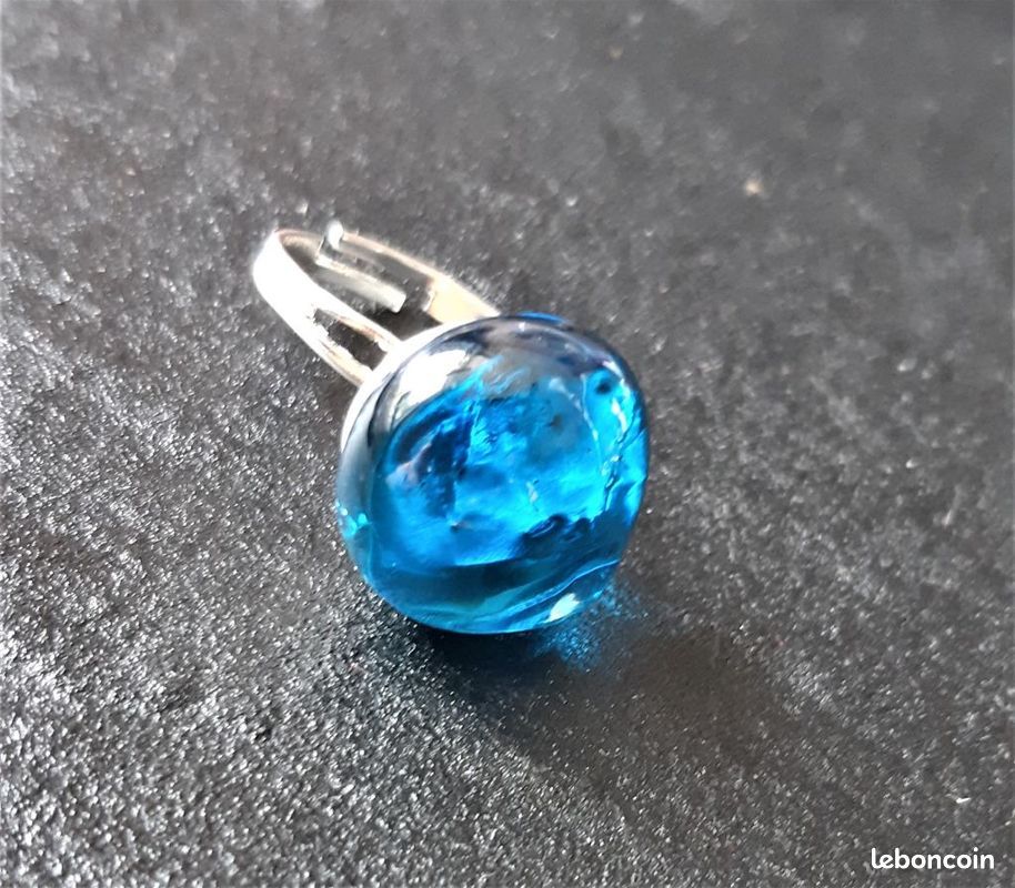 Bague réglable, cabochon verre bleu scintillant (image 1)