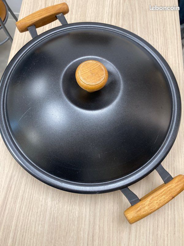 Wok en fonte avec couvercle (image 1)