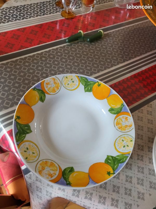 Assiettes creuses multicolores (image 1)