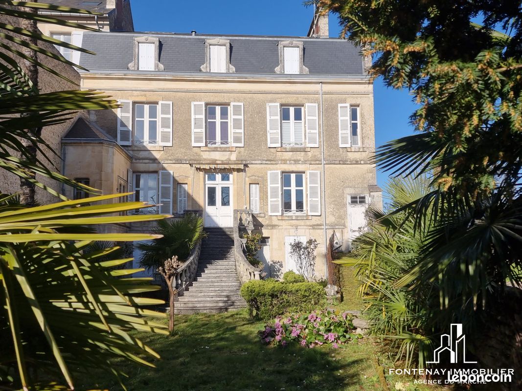 Maison 10 pièces 385 m² · à Fontenay-le-Comte · 385 m² · 346 200 €