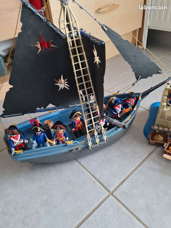 Playmobil 4 bateaux un fort un bastion 36 personnages playmobil français anglais espagnol des canons fusils épées 2 chaloupes coffres trésor beaucoup d accessoires (image 9)