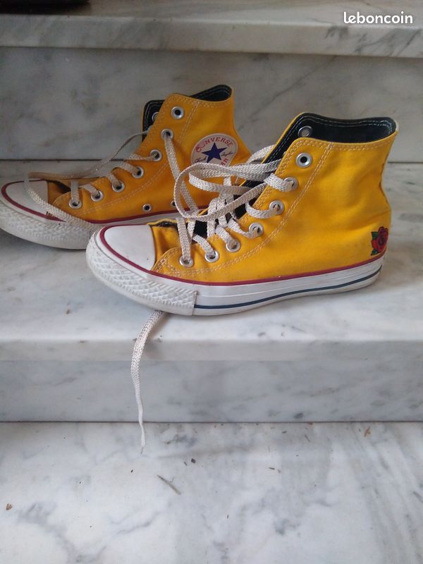 Converses montantes all stars jaunes, fleur rose brodée Chaussures