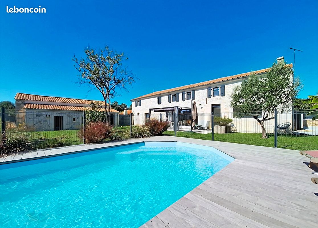 Maison 12 pièces 290 m² · à Saint-Laurent-de-la-Prée · 290 m² · 940 500 €