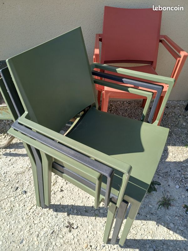 Table extérieur métal et 6 fauteuils monoblocs (image 3)