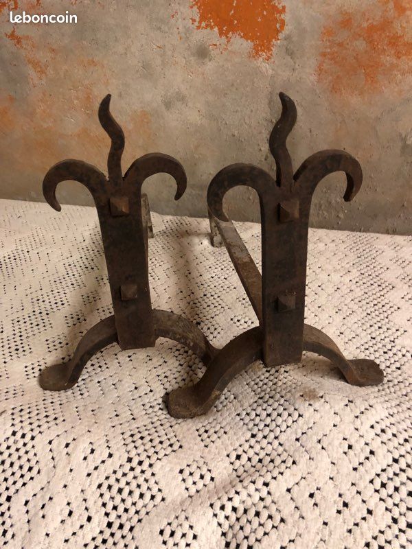 Beaux chenets torsadés du 20ème siècle- beaux accessoires de cheminée