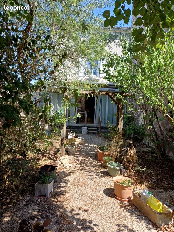 Maison 6 pièces 145 m² · à Mansle-les-Fontaines · 145 m² · 95 000 €