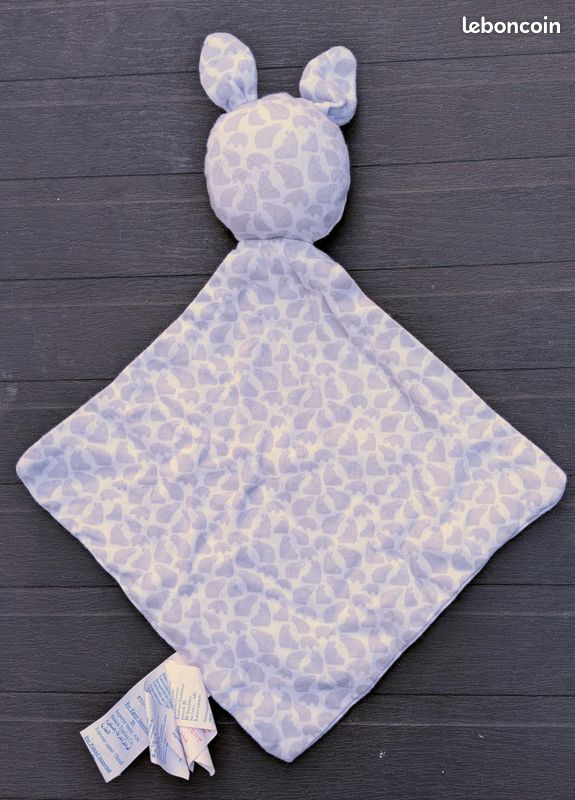 Doudou plat lapin de la marque Obaïbi, blanc avec un motif d'ours (image 2)
