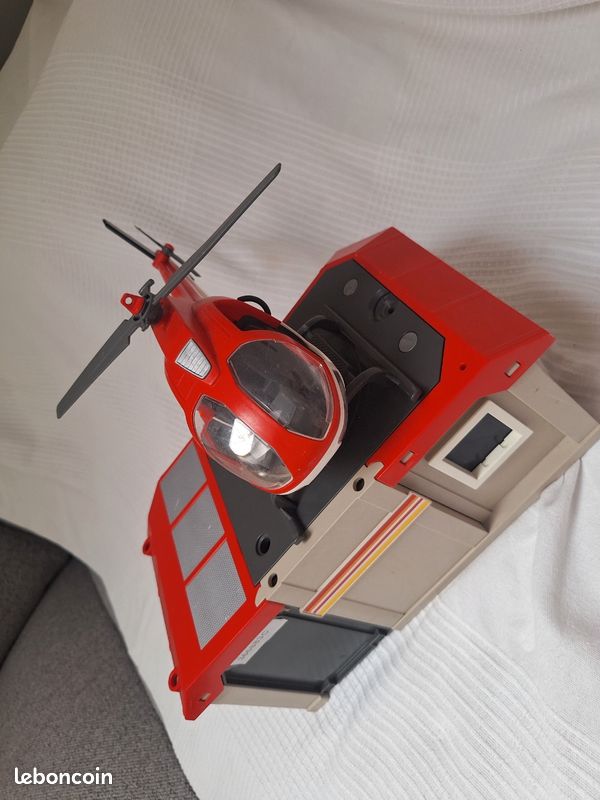 Playmobil Caserne de pompiers avec hélicoptère (image 1)