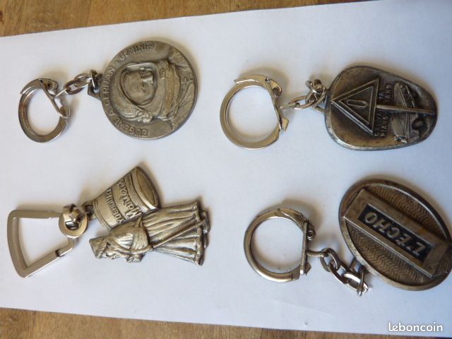 Lot de 4 portes clés métalliques de collection (image 1)