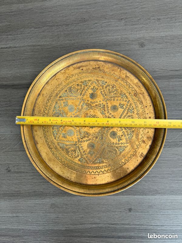 Très beau petit plateau marocain en cuivre ou laiton martelé et ciselé à la main. Plateau ancien de 32cm (image 3)