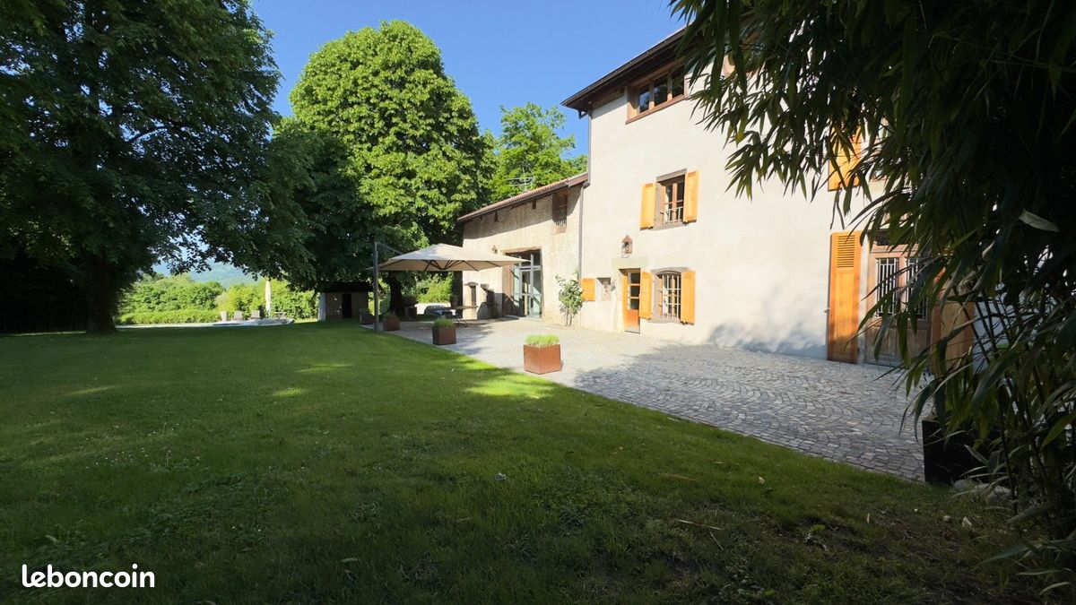Maison 6 pièces 303 m² · à Charnècles · 303 m² · 1 150 000 €