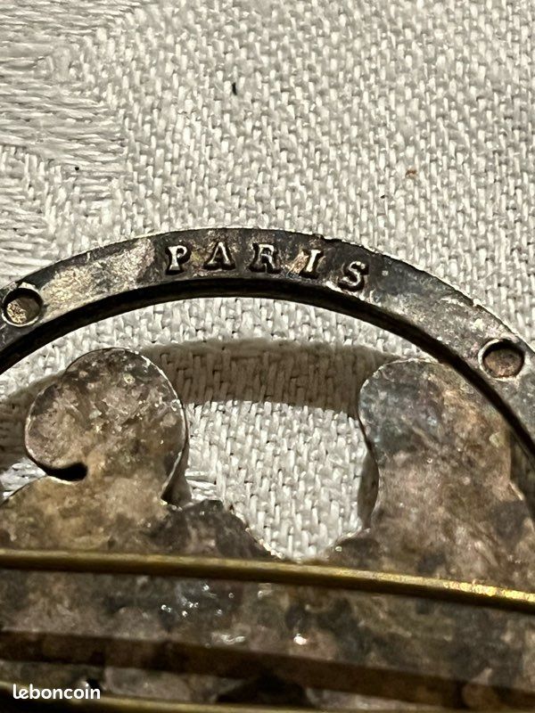 INSIGNE DE BERET SERVICE DE SANTE ZAMAK DORE COINDEROUX PARIS 1995